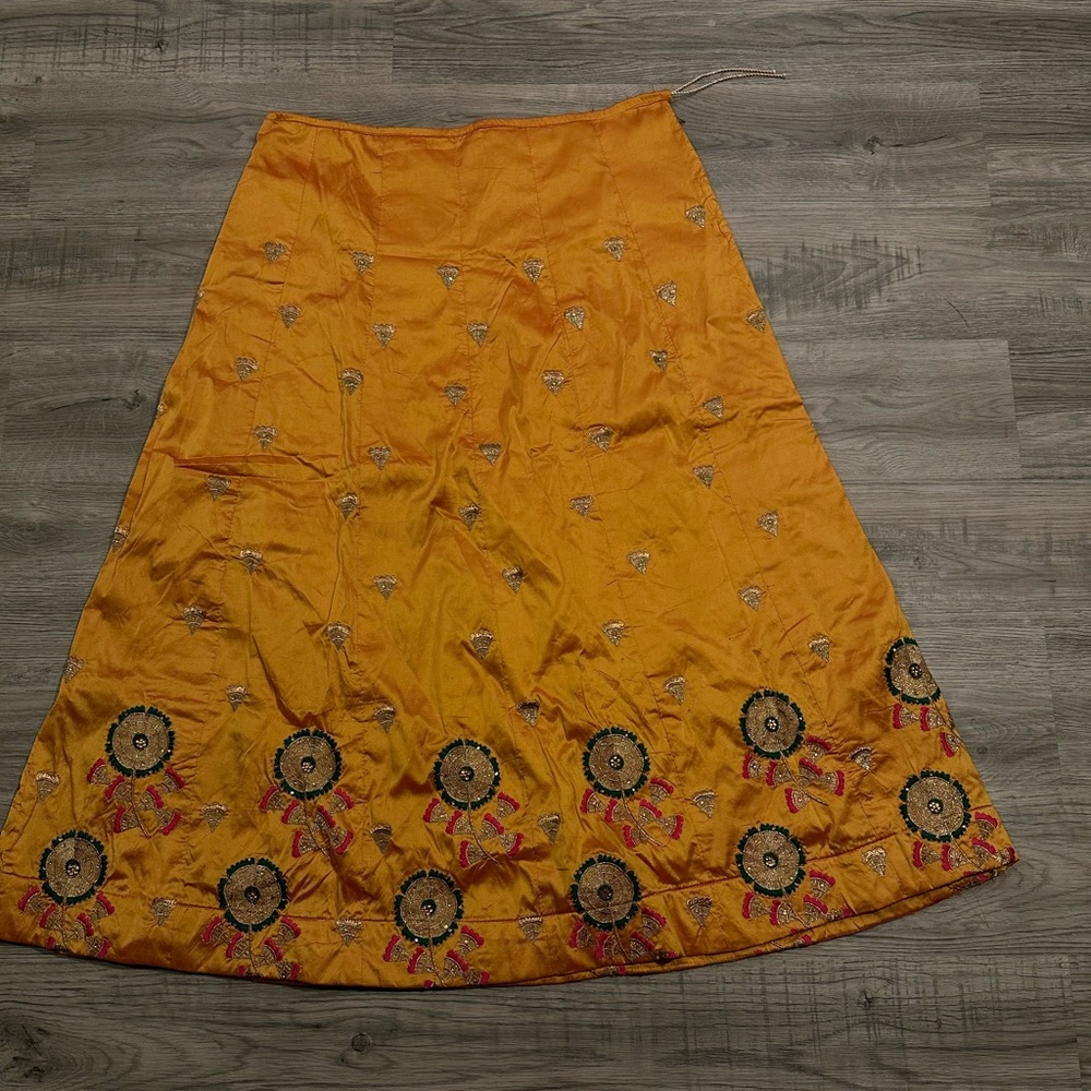 Yellow gold lengha
